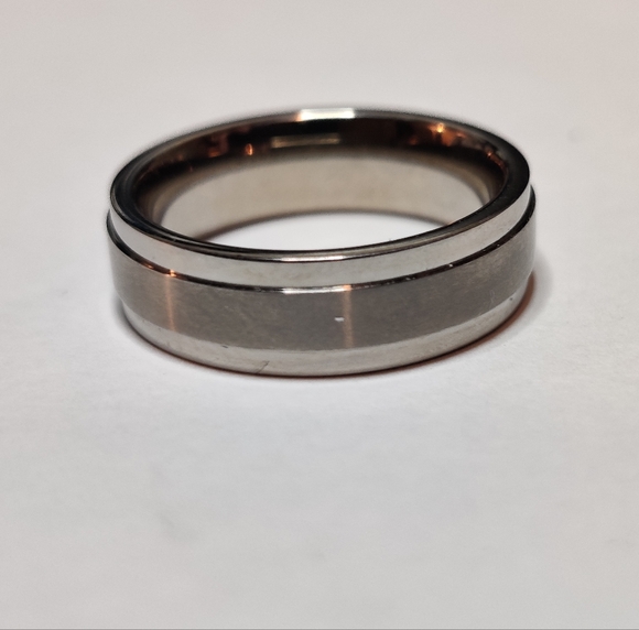 Titanium Silver Tone Minimalist Unisex Alliance Wedding Ring with a Diamond Chip - Picture 7 of 8